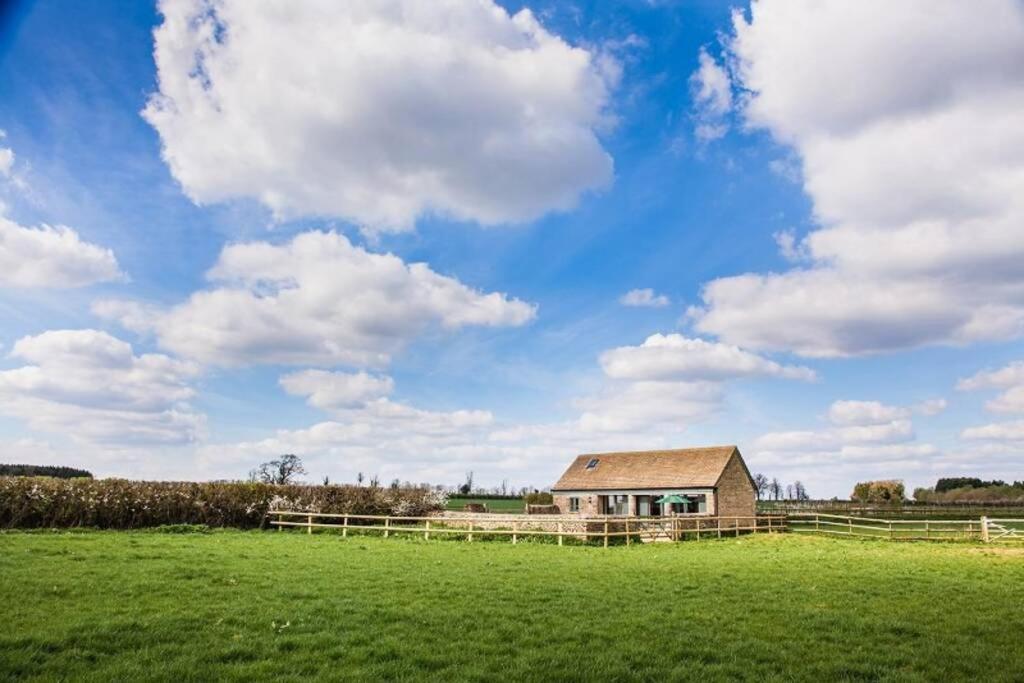 Kemble Secluded Romantic Cotswolds Barn - Sleeps 2 To 4 - Near Cirencester - Dog Friendlyヴィラ エクステリア 写真