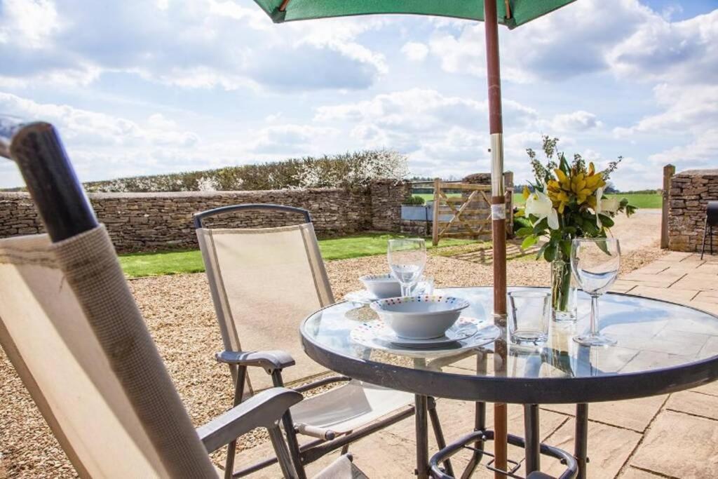 Kemble Secluded Romantic Cotswolds Barn - Sleeps 2 To 4 - Near Cirencester - Dog Friendlyヴィラ エクステリア 写真