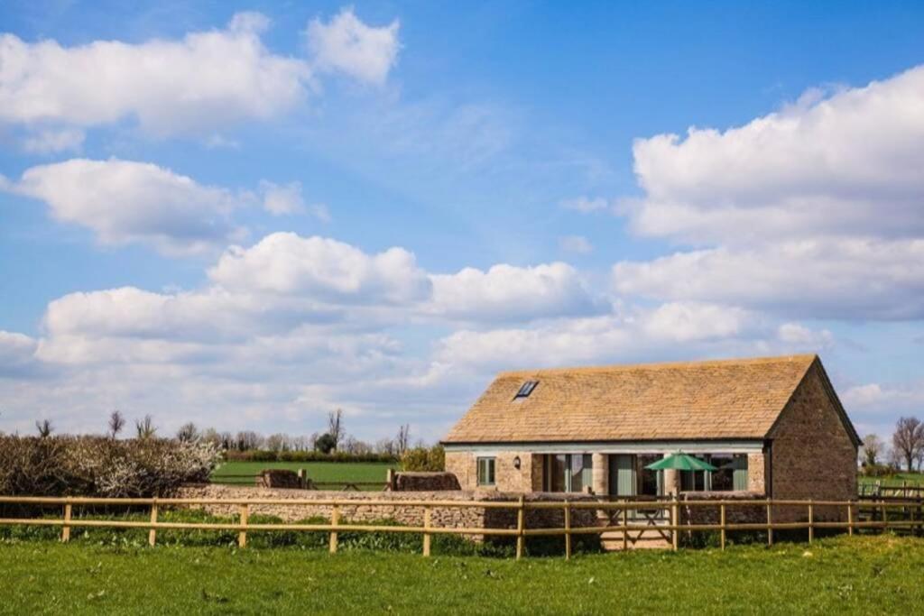 Kemble Secluded Romantic Cotswolds Barn - Sleeps 2 To 4 - Near Cirencester - Dog Friendlyヴィラ エクステリア 写真