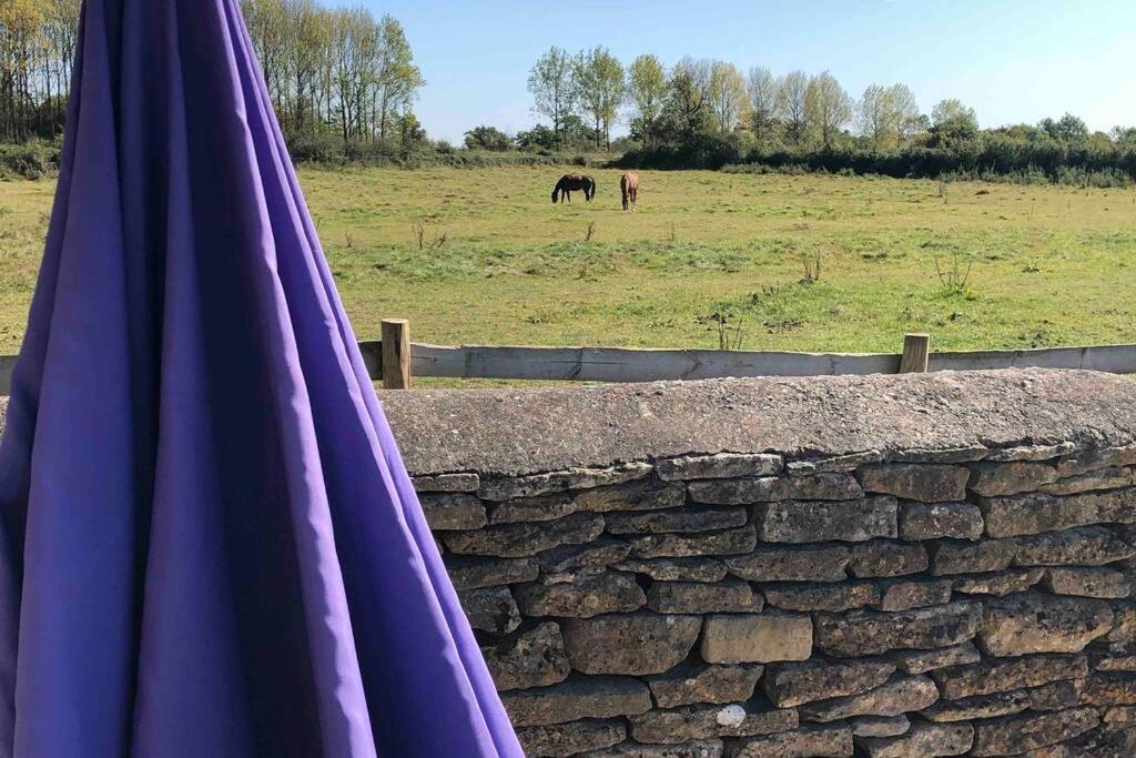Kemble Secluded Romantic Cotswolds Barn - Sleeps 2 To 4 - Near Cirencester - Dog Friendlyヴィラ エクステリア 写真