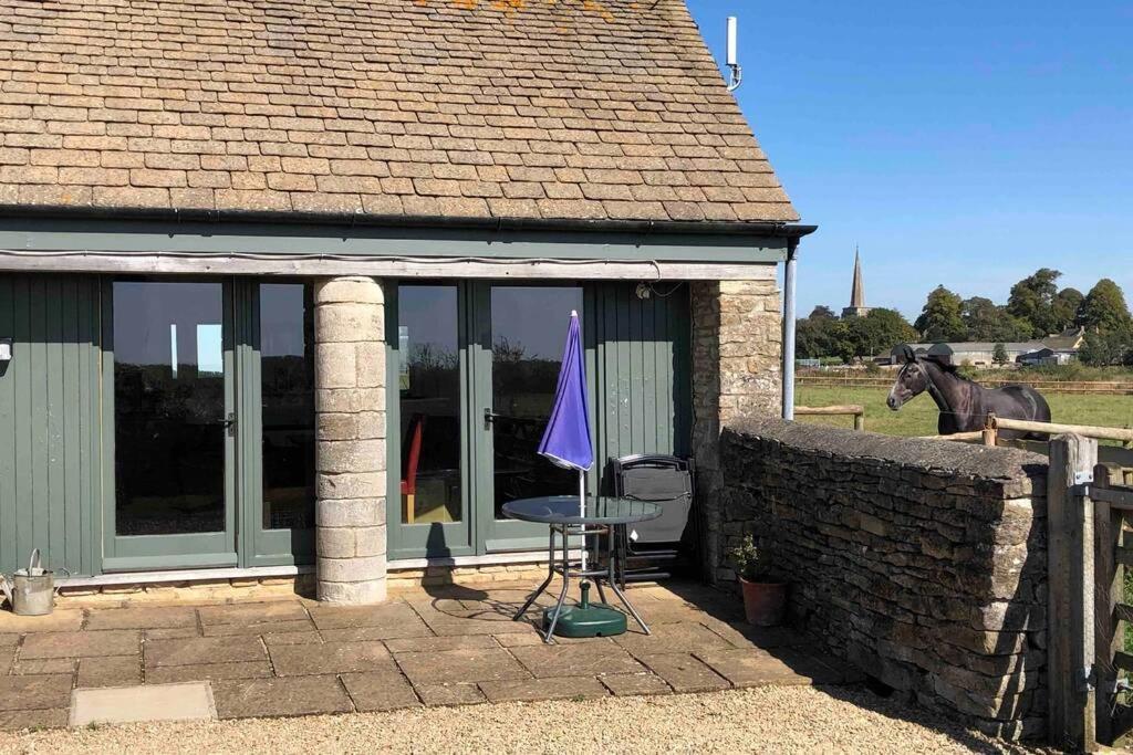 Kemble Secluded Romantic Cotswolds Barn - Sleeps 2 To 4 - Near Cirencester - Dog Friendlyヴィラ エクステリア 写真