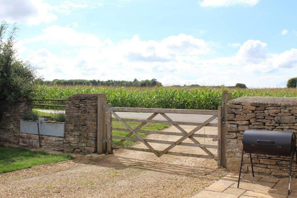 Kemble Secluded Romantic Cotswolds Barn - Sleeps 2 To 4 - Near Cirencester - Dog Friendlyヴィラ エクステリア 写真